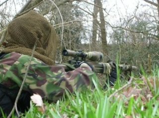  躲起来给对手一个惊喜 